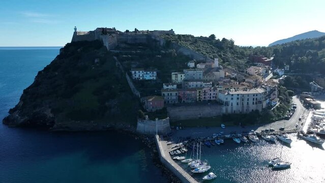 Porto Ercole, esclusiva localit&agrave; turistica di mare in Toscana, Monte Argentario, Italia.
Vista aerea del porto di Porto Ercole sul Monte Argentario.