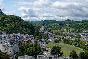 Fototapeta na wymiar Paysage de la ville de Lourdes. Cathédrale, ville réligieuse. Eglise, religion, pèlerinage