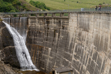Barrage Hydro&eacute;lectrique  &agrave; la montagne