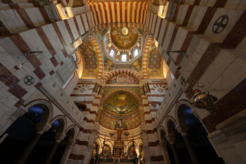 Fototapeta na wymiar Basílica de Notre-Dame de la Garde o Basílica de Nuestra Señora de la Guardia, Marsella, Francia