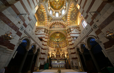 Fototapeta na wymiar Basílica de Notre-Dame de la Garde o Basílica de Nuestra Señora de la Guardia, Marsella, Francia
