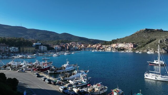 Porto Ercole, esclusiva localit&agrave; turistica di mare in Toscana, Monte Argentario, Italia.
Vista aerea del porto di Porto Ercole sul Monte Argentario.