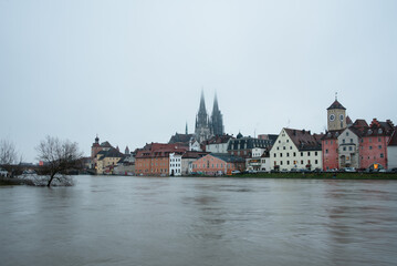 Hochwasser in Regensburg am Abend im Winter