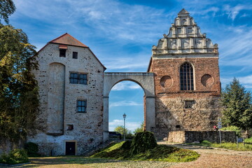 wolmirstedt, deutschland - eingang vom alten schloss mit kapelle