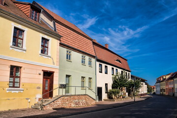Fototapeta na wymiar wolmirstedt, deutschland - sanierte häuserzeile in der altstadt