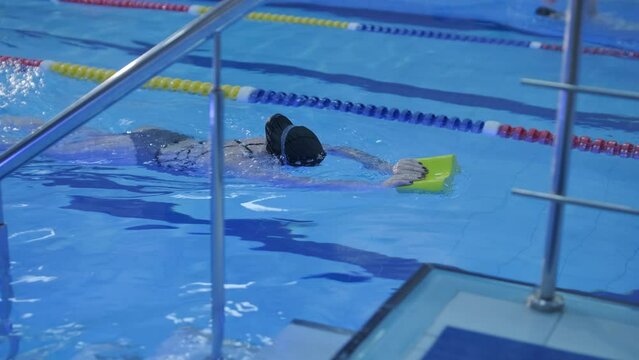 Sporty young woman swimming in pool