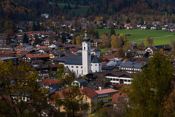 Kirche Oberaudorf im Herbst