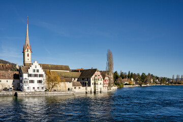 Fototapeta na wymiar Blick über den Rhein zur Altstadt mit dem Kloster St. Georg und Kirche, Stein am Rhein
