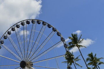 Roda Gigante com lindo céu