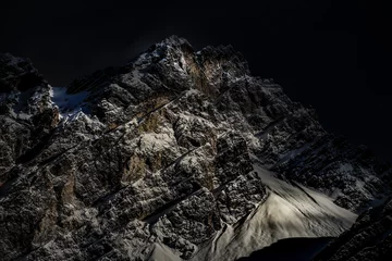 Deurstickers La montagna di notte, illuminata dal bianco candido della neve, San Vito di Cadore © Francesca