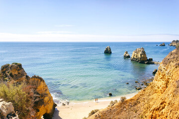 Portugal, Algarve mit Blick auf Meer - 727836532