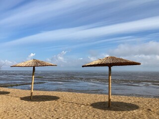 Sonnenschirme aus Stroh, am Strand der Nordsee in Cuxhaven