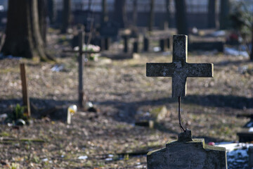 Uszkodzony betonowy krzyż na cmentarzu - obrazy, fototapety, plakaty