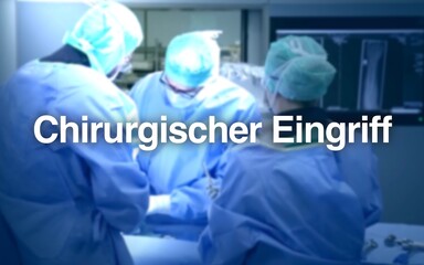 Chirurgischer Eingriff Schriftzug, im Hintergrund ein Operationssaal mit Chirurgen am Patienten,...