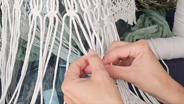 Makramee Knoten kn&uuml;pfen, Windlicht mit macrame dekorieren, Frau webt Makramee
