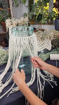 Makramee Knoten kn&uuml;pfen, Windlicht mit macrame dekorieren, Frau webt Makramee
