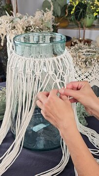 Makramee Knoten kn&uuml;pfen, Windlicht mit macrame dekorieren, Frau webt Makramee
