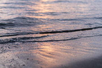 夕方の穏やかな波打ち際