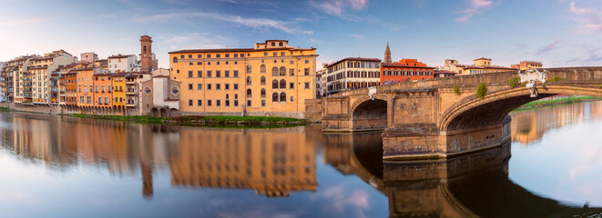 Old stone houses on the banks of the Arno river Florence early in the morning. - obrazy, fototapety, plakaty