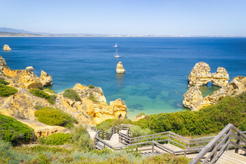 Portugal, Algarve mit Blick auf Meer - 727861939