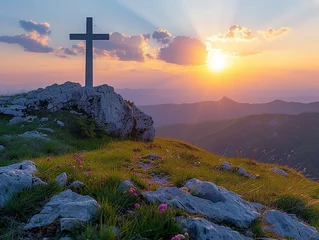 Deurstickers croce cristiana sulla cima della montagna , paesaggio mozzafiato all'alba, concetto di salvezza e risurrezione © garpinina