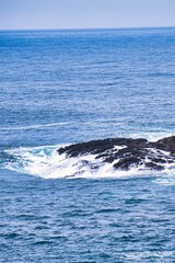 Naklejka premium Mendocino, United States - February 16 2020: waves of the pacific ocean make water crashing on the rocks of the coastline of Mendocino