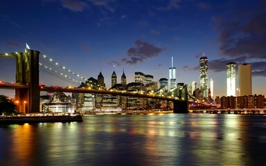 Fototapeta na wymiar Panorama of downtown Manhattan and the Brooklyn bridge at night from Brooklyn in NYC