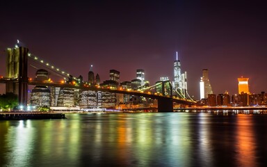Fototapeta na wymiar Panorama of downtown Manhattan and the Brooklyn bridge at night from Brooklyn in NYC