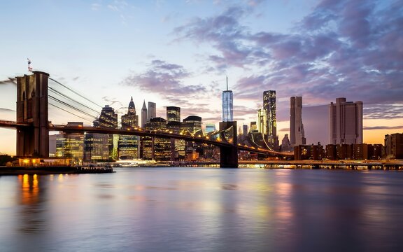 New York Skyline with Brooklyn Bridge Hudson River Manhatten dur