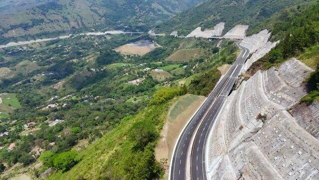 Video a&eacute;reo tomado sobre la carretera conocida como "Conexi&oacute;n Pac&iacute;fico 1" que comunica al Municipio de Amag&aacute; con el corregimiento de Bolombolo.