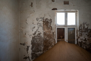 Fototapeta na wymiar a view of an old, run down room with peeling walls
