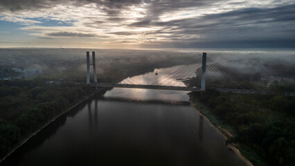 Most we mgle podczas wchodu słońca