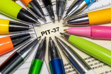 PiT 37 abbreviation (personal income tax) Submitting a tax return to the tax office for annual...