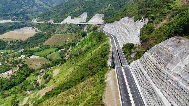 Video a&eacute;reo tomado sobre la carretera conocida como "Conexi&oacute;n Pac&iacute;fico 1" que comunica al Municipio de Amag&aacute; con el corregimiento de Bolombolo.