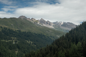Fototapeta premium Sharp peaks are impressive in the Swiss mountains