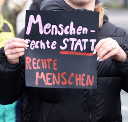 Schild auf einer Demo: 
