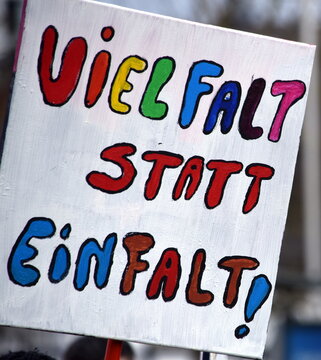 Schild auf einer Demo: "Vielfalt statt Einfalt"
