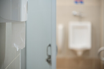 Obraz premium Selective focus toilet tissue paper in white box for cleaning hand on white wall background.