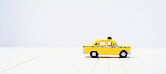 modellino di automobile taxi giocattolo su sfondo bianco