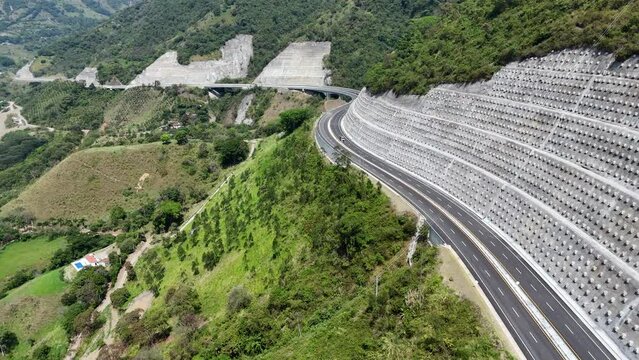 Video a&eacute;reo tomado sobre la carretera conocida como "Conexi&oacute;n Pac&iacute;fico 1" que comunica al Municipio de Amag&aacute; con el corregimiento de Bolombolo.