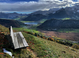 Bank mit Aussicht zur Pause am Berg mit Blick auf den Walchsee, Alpen, Kaiserwinkl, Tirol, Österreich