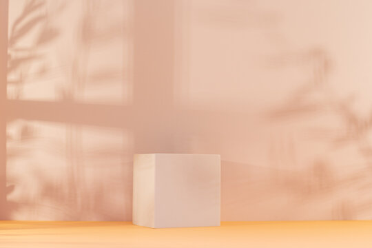 Fond avec un podium vide pour création d'arrière plan de couleurs blanc et jaune avec un jeu d'ombre d'une fenêtre et de branches.