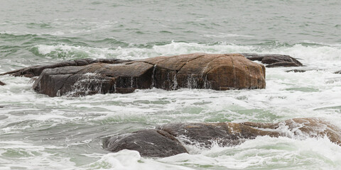 Fototapeta premium Wave crashing on rocks