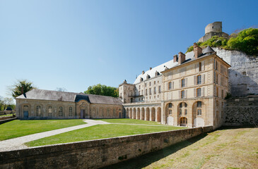 Fototapeta na wymiar Château de La Roche-Guyon, partie basse du XVIIIe siècle et partie haute du XIIe siècle