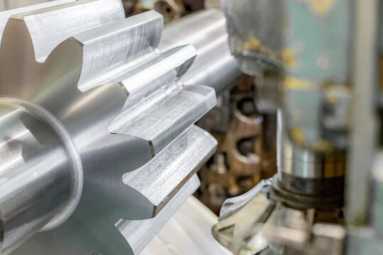 Manufacturing and cutting of a gear shaft tooth on an oil-cooled gear cutting machine.