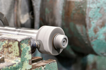 Dressing and turning of an abrasive grinding wheel with a diamond pencil.