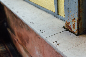Numéros de chambre dans un rotonde thermale. Numéros indiqués sur le tour du pavillon des...