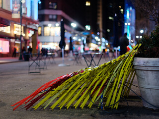 Des chaises en métal rangées à Time Square, Manhattan, New York, de nuit