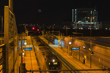 Bahnsteig und Gleis, S Bahnhof MDR bei Nacht, Leipzig, Sachsen, Deutschland