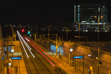 Fototapeta na wymiar Bahnsteig und Gleis, S Bahnhof MDR bei Nacht, Leipzig, Sachsen, Deutschland